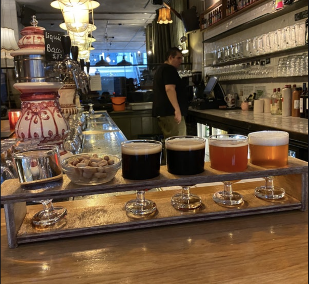 Imagem da cervejas no bar da brouwerij de prael