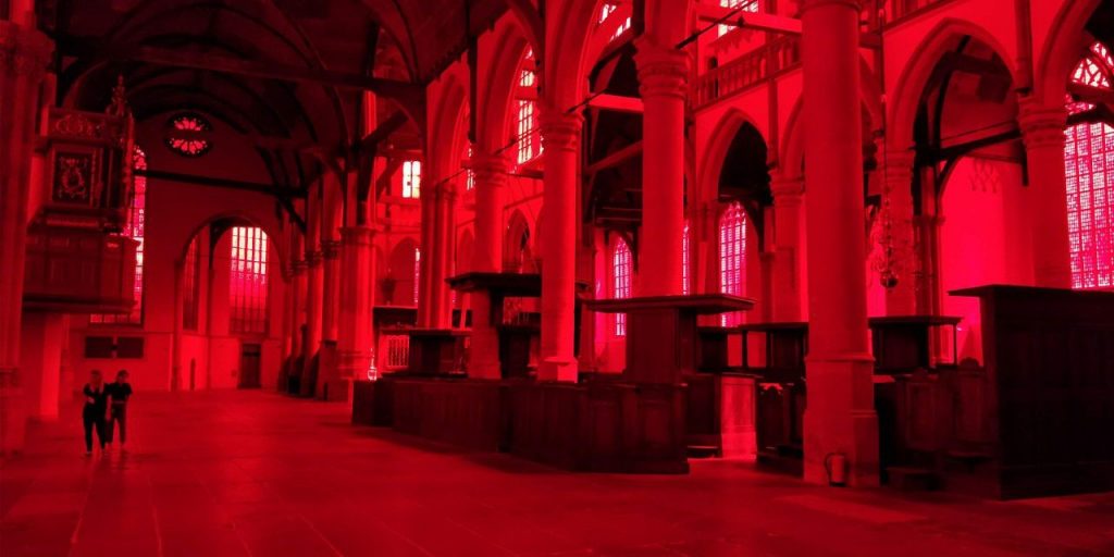 Imagem do lado de dentro de lugar completamente em luz vermelha no distrito da luz vermelha em Amsterdam.