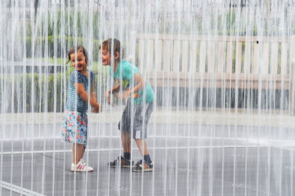 Imagem de crianças brincando em fonte de agua em Amsterdam