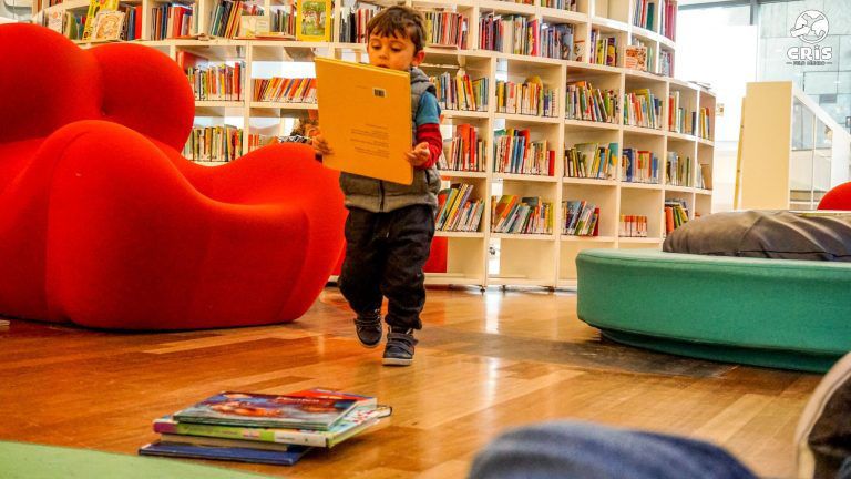imagem de criança com livro na biblioteca d Amsterdam.