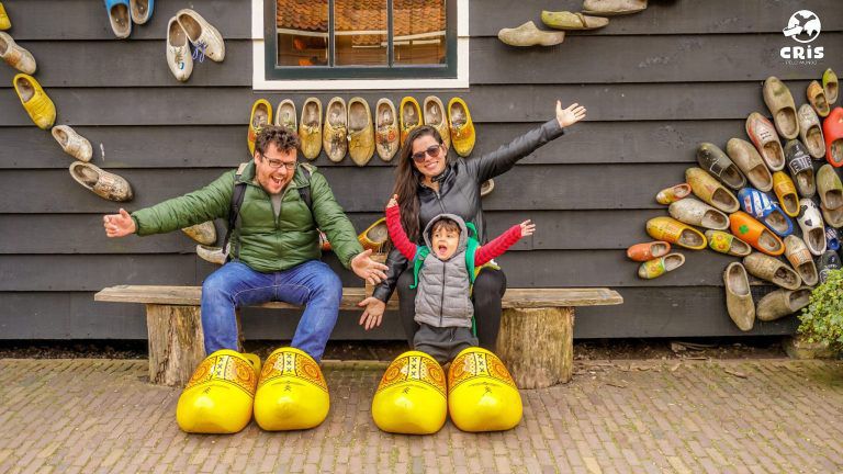 imagem de uma familia tirando fotos com os famosos sapatos de madeira holandês.