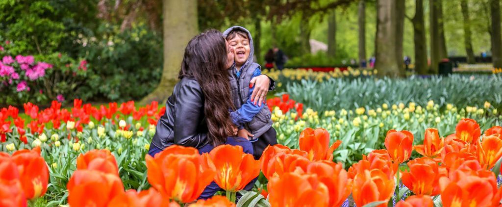 imagem de mãe e filho no Keukenhof maior jardim de flores do mundo.
