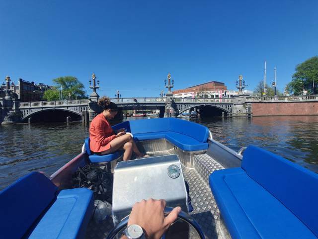 imagem de turista brasileira no barco em amsterdam