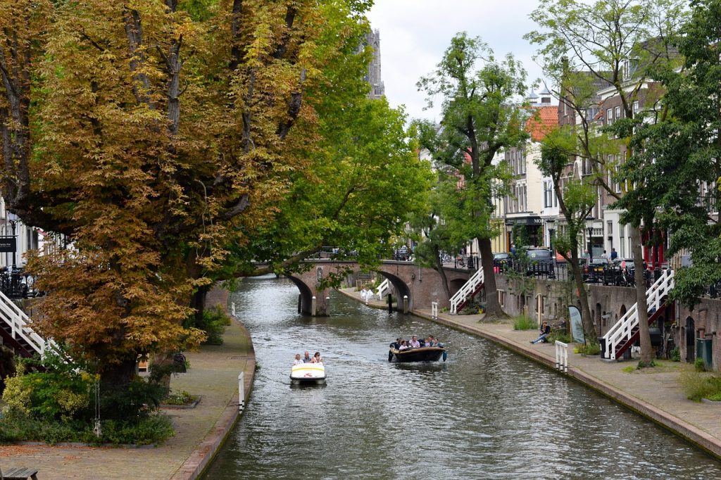 Image de canal com barcos em Utrecht