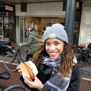 Imagem da luciana comendo lanche por menos de 5 euros na loja hema.