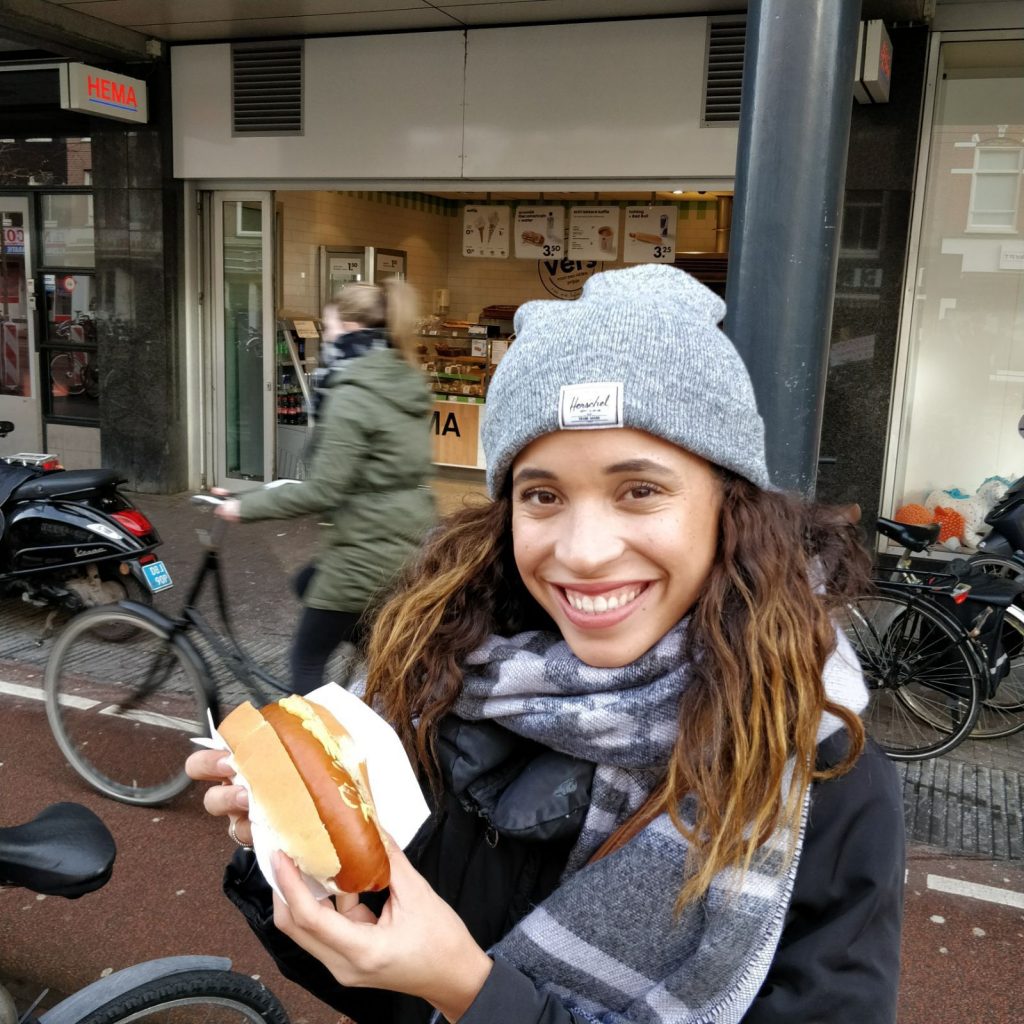 Imagem da luciana comendo lanche por menos de 5 euros na loja hema.