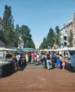 Imagem do mercado de rua Dappermarkt em Amsterdam.