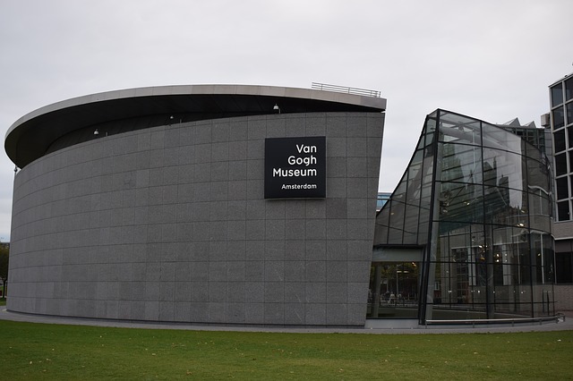 Imagem do lado de Fora do Museu de Van Gogh.