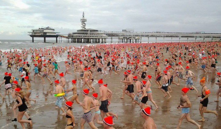 imagem do mergulho do primeiro dia do ano Scheveningen Haia (Nieuwjaarsduik)