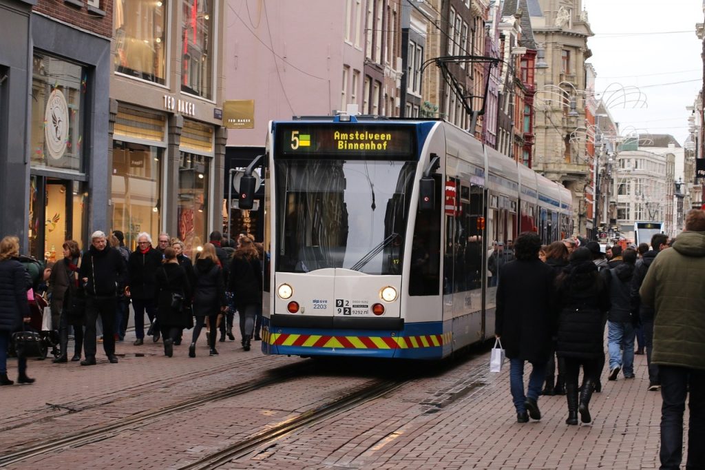 Imagem de Tram transitando pelas ruas de Amsterdam. Uma forma classica de transporte público em Amsterdam