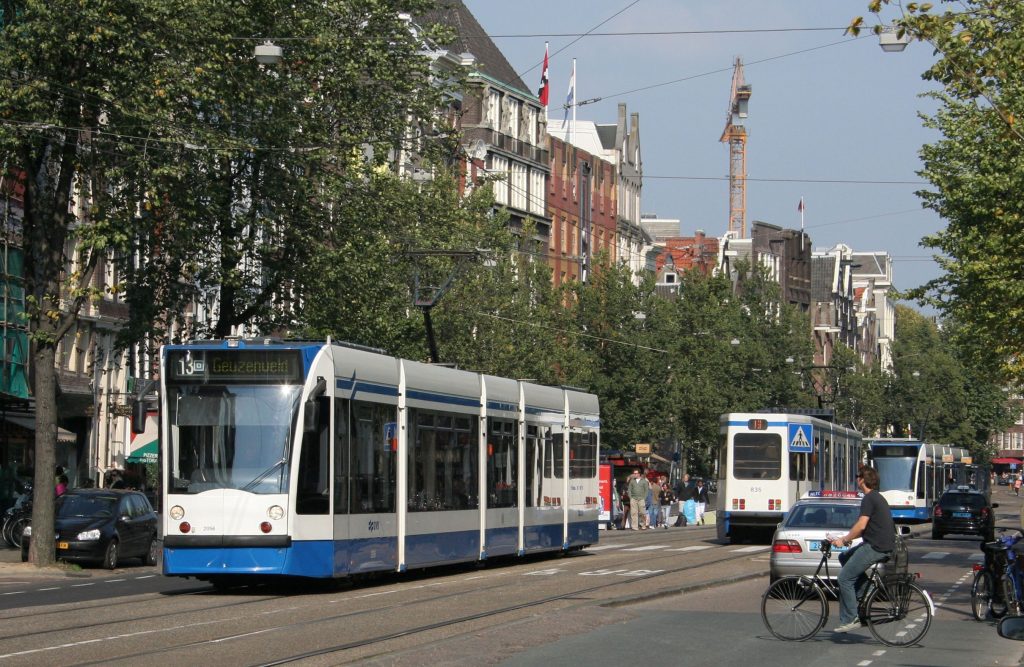Imagem de bonde (tram), meio de transporte público em Amsterdam.