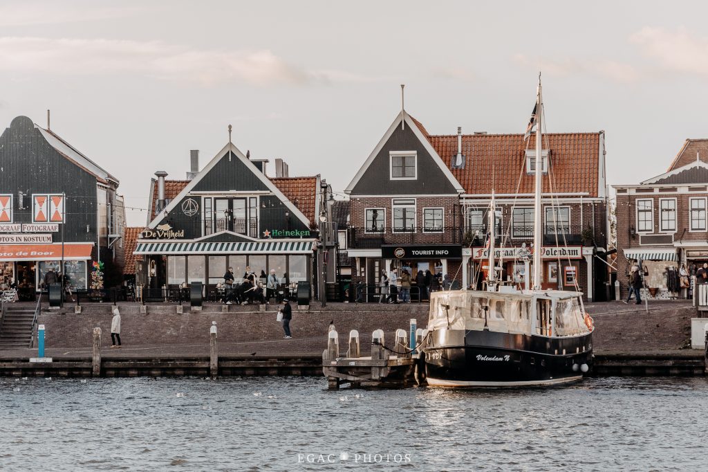 imagem de barco atracado em Volendam.