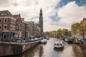 imagem de canal de amsterdam com tour de barco e o que fazer em Amsterdam.
