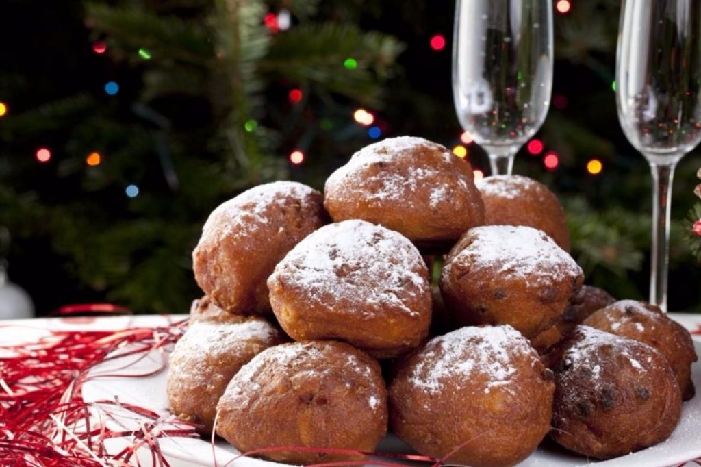 imagem de bolinho de oleo tipicamente consumido em dezembro na holanda.