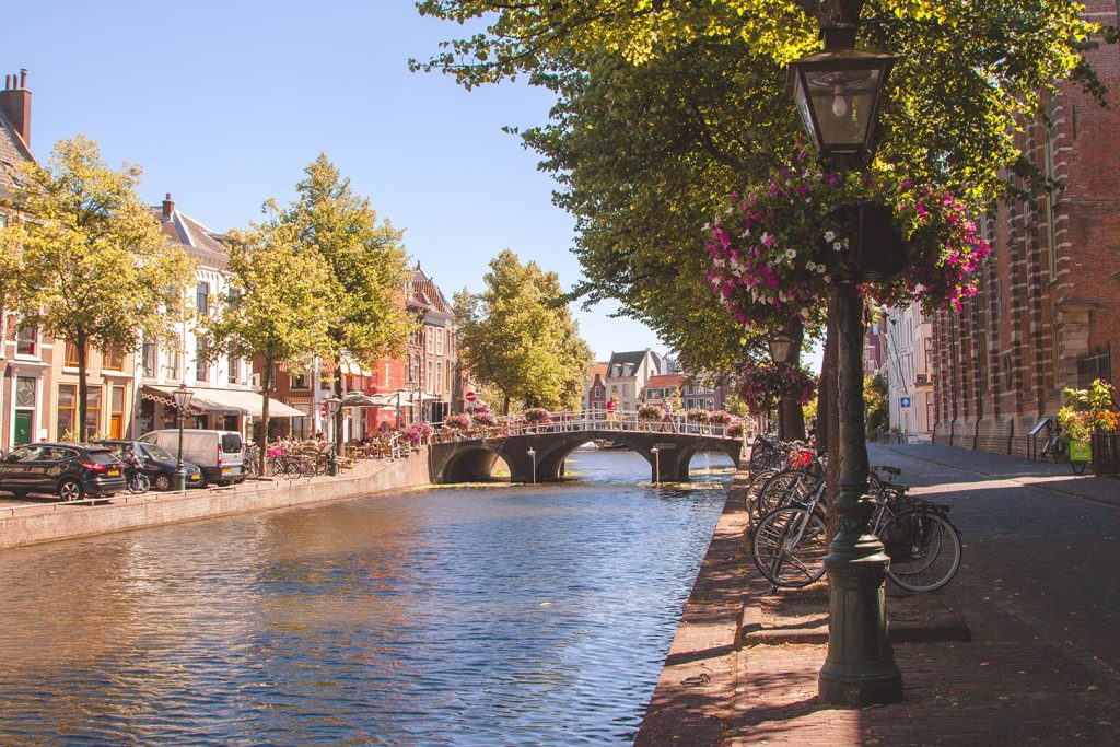 imagem de canal em Leiden.