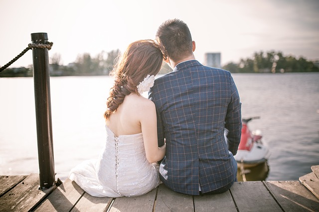 Imagem de casal sentados olhando para o canais de Amsterdam, para o pedidos de casamento em um passeio de barco em Amsterdam.