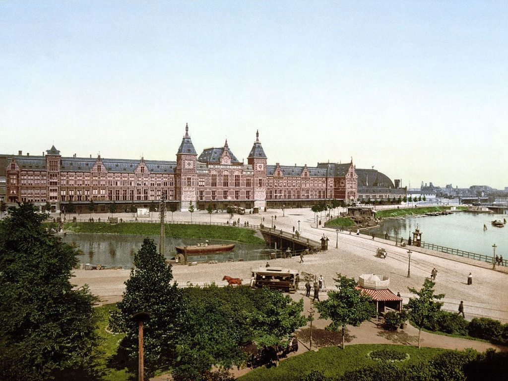 Imagem da estação de Amsterdam central entre anos de 1850 e 1905.