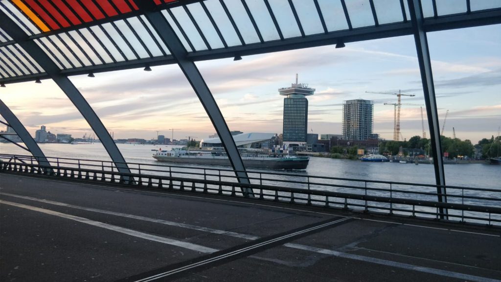 Imagem da estação de Amsterdam central com vista para baia.