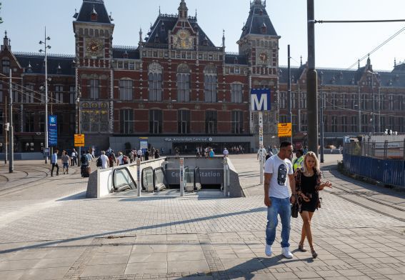 imagem da entrada do metro em Amsterdam Centraal.