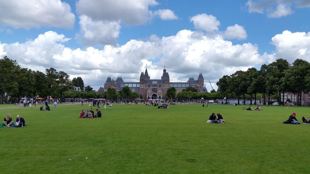 Imagem de parque com vista para o Rijksmuseum em Amsterdam