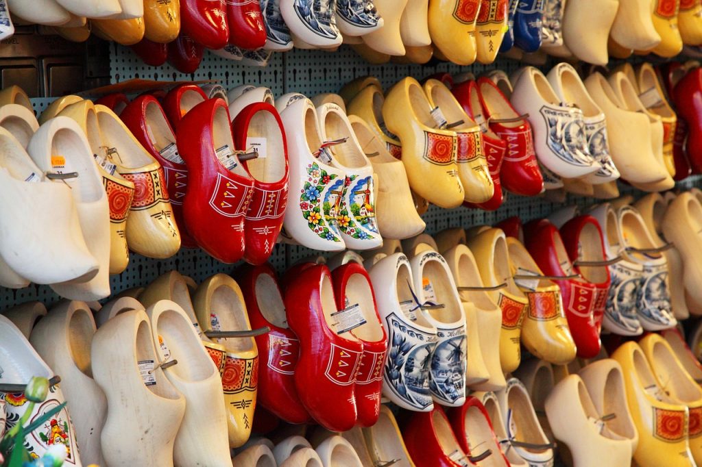 imagem de sapatos de madeira da feita albert cuyp market em Amsterdam
