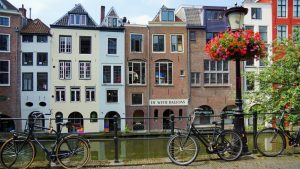 imagem de casas localizada ao lado dos canais de Utrecht