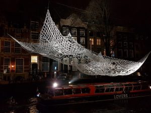Essa é uma imagem de um passeio de barco pelo Festival de Luzes em Amsterdam.