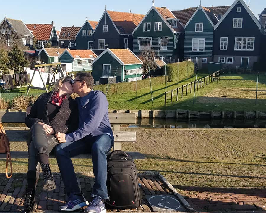 Imagem de um casal de clientes se beijando no passeio a Zaanse Schans, Volendam e Marken