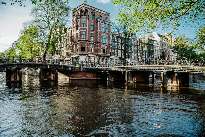 Imagem do centro de Amsterdam em 2019.