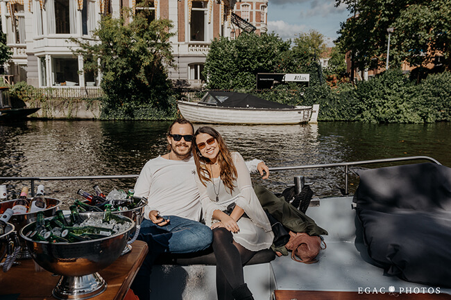 Imagem de casal fazendo passeio de barco com guia Brasileiro em Amsterdam em Amsterdam.