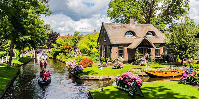 Imagem de casas e seus lindos jardins em Giethoorn rota do passeio em Giethoorn.