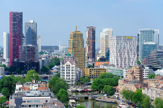 Imagem de predios na cidade mais moderna da holanda e para do passeio haia Rotterdam