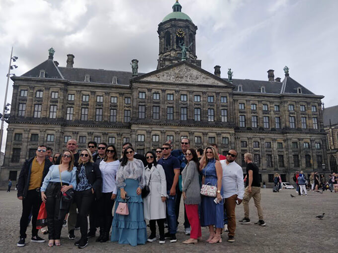 Imagem de grupo fazendo o passeio city tour com guia Brasileiro em Amsterdam