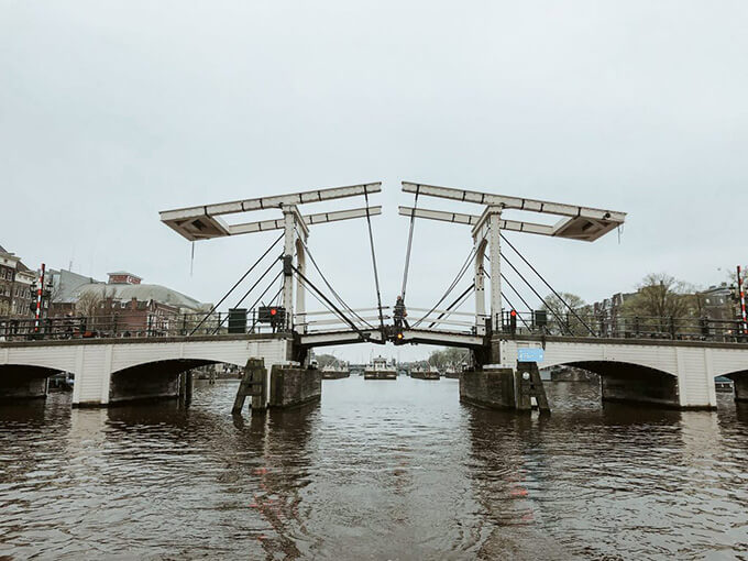 Imagem de ponto e parada no passeio de barco em Amsterdam.