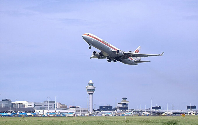 Imagem de um avião no aeroporto de Amsterdam levando os nossos clientes depois da uma conexão em Amsterdam