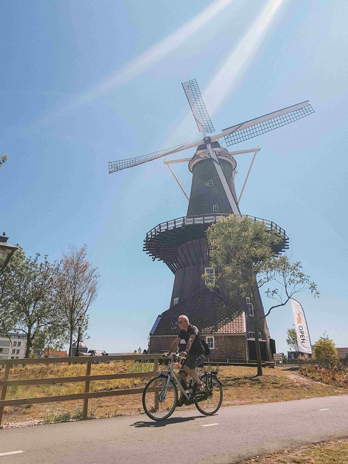 Imagem de passeio bicicleta por moinho de vento de leiden.