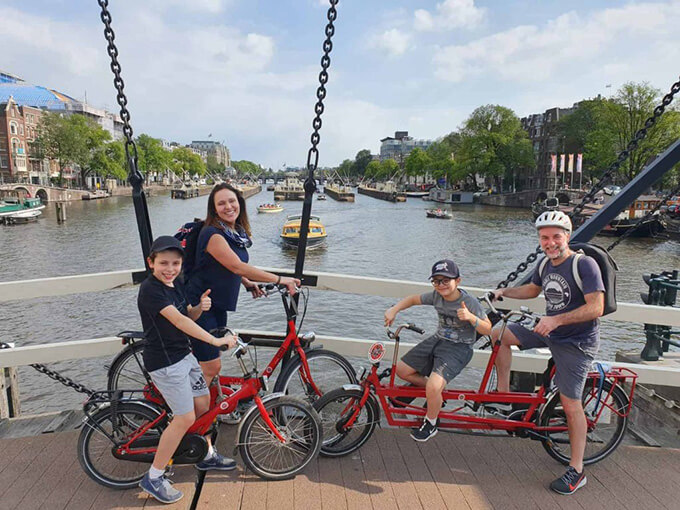 Imagem de uma familia Brasileira fazendo passeio de bicicleta em Amsterdam