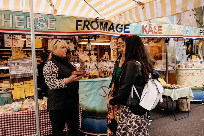 Imagem de feira de rua em Amsterdam para passeio gastronômico com prova de queijos.