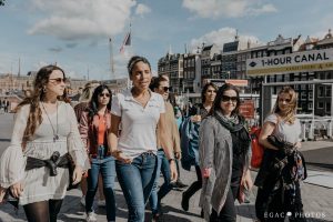 Imagem da guia Luciana fazendo passeio com grupo no centro de Amsterdam