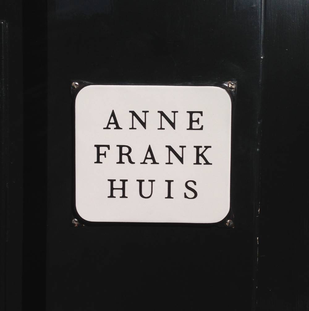 casa-de-anne-frank-placa-na-porta