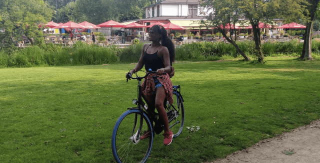 Imagem da cliente Cristina fazendo passeio de bicicleta com Guia Brasileiro em Amsterdam