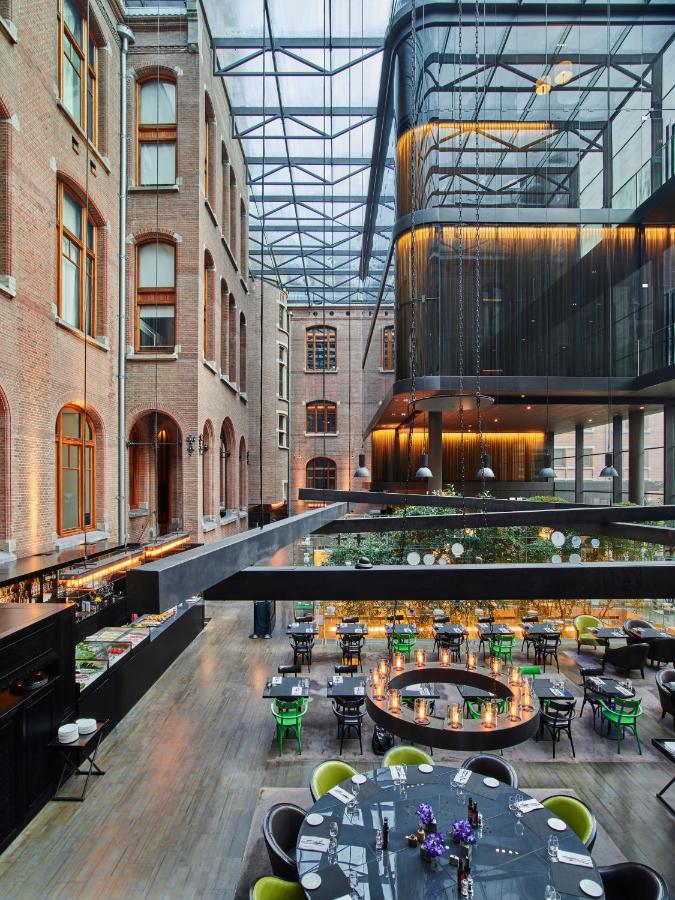 Imagem do saguão central do Hotel Conservatorium Amsterdam