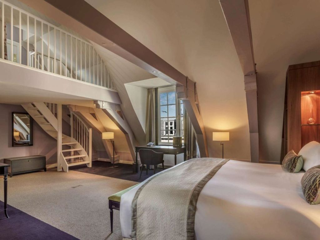 Imagem de quarto do sofitel the grand, um dos hotéis de luxo em Amsterdam