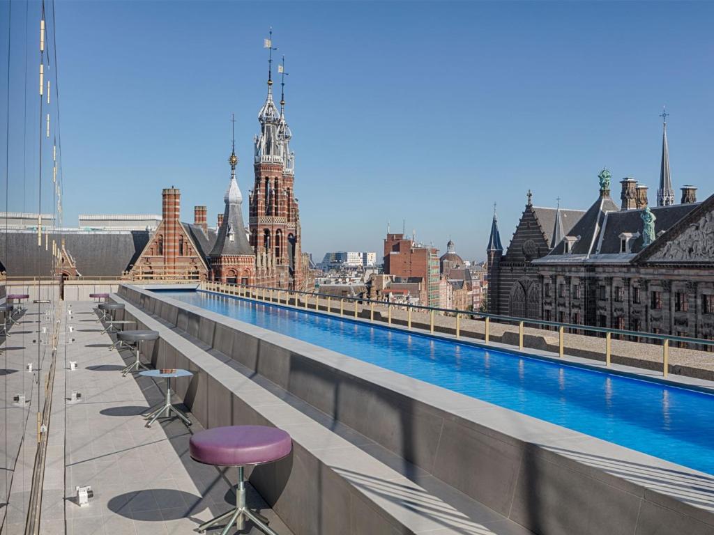 imagem da piscina do W, um dos melhores hotéis de luxo em Amsterdam