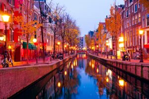 Imagem da red light district, ponto mais famoso do que fazer em Amsterdam à noite