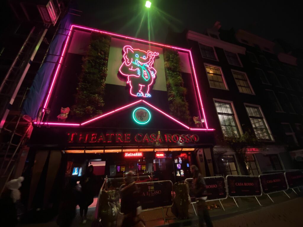 Imagem da Casa Rosso, famoso ponto de vida noturna em Amsterdam