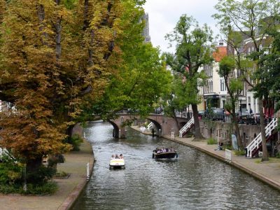 Image de canal com barcos em Utrecht