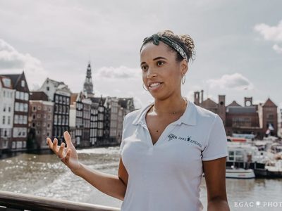 Imagem da guia Luciana fazendo passeio em Amsterdam em português.